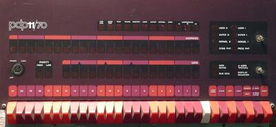 Le panneau avant d'un PDP11/70 (source Wikipédia)